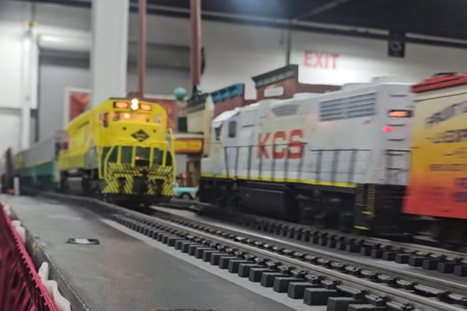 G-gauge passenger cars on modular display